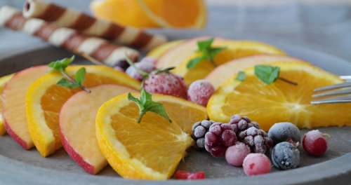 Orange and apple slices with berries