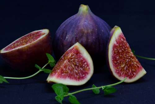 Sliced figs