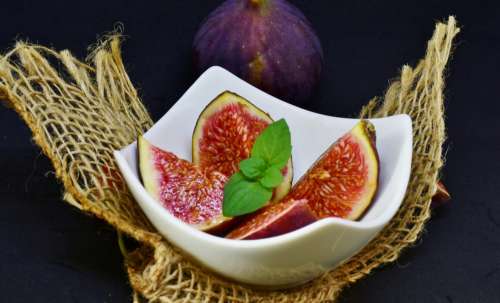 Sliced figs in a bowl