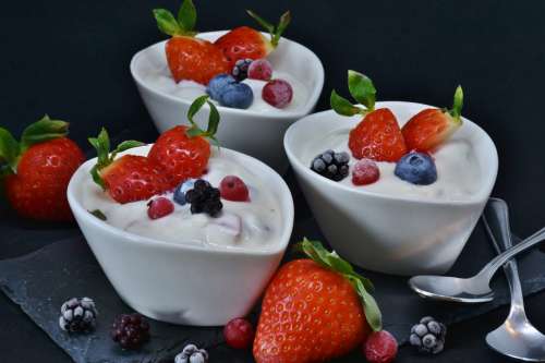 Strawberries, blueberries and red currant in yogurt