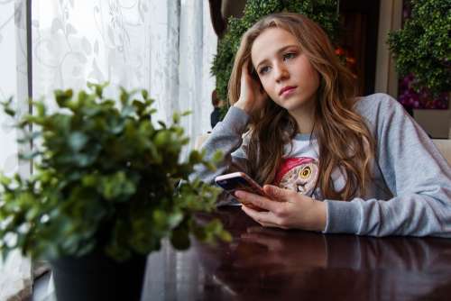 Girl Teen Café Smartphone Sorrow Sadness Tosca