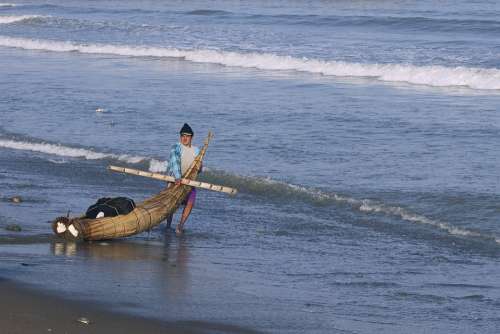 Peru Trujillo Reed Boat Torta De Cabello Fisherman