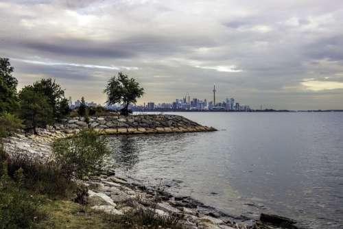 Skies Toronto Lake