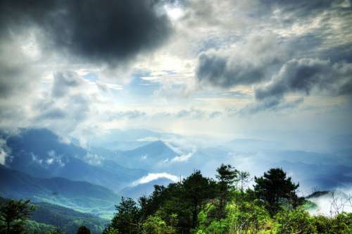 Wugongshan Sunshine Dark Clouds Mountain View Trees