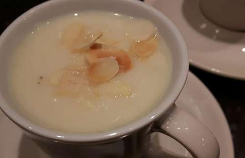 cauliflowersoup with almonds