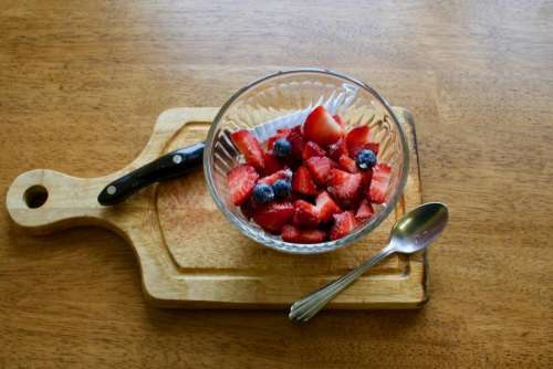 cooking fruit salad strawberries blueberries healthy eating