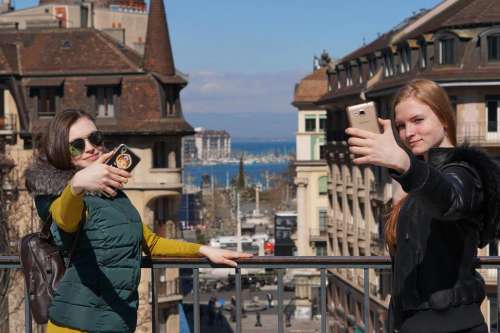 selfie tourists