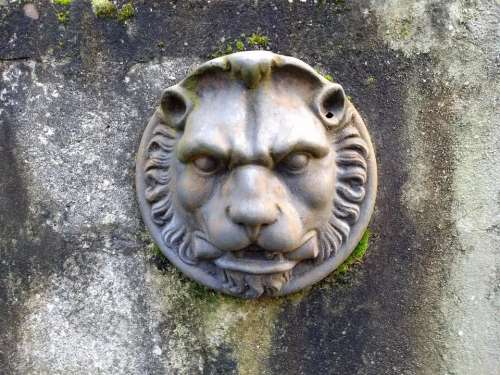 lion gate knocker.emblem angry lion gate post faded glory
