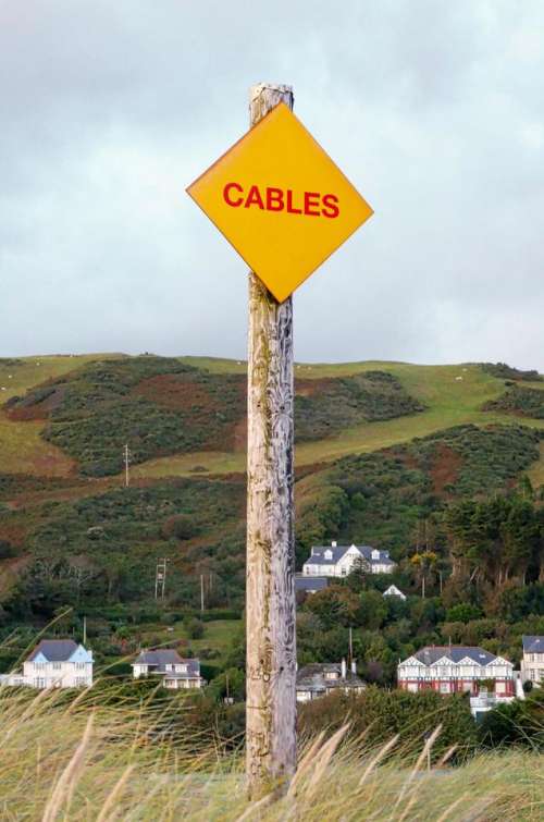 diamond sign cables coast hill