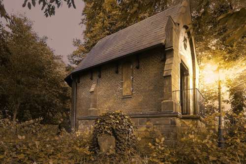 Mausoleum Isenbüttel Gothic Ivy Mystical