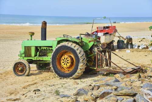Old Tractor Sea Towing Tractors Drag Veteran