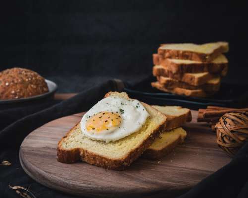 White toast with fried eggs