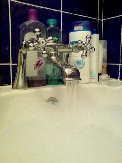 Bubble bath tub running water tap shampoo