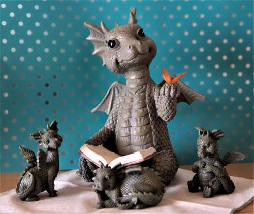 Dragon Family Read Scale Decoration