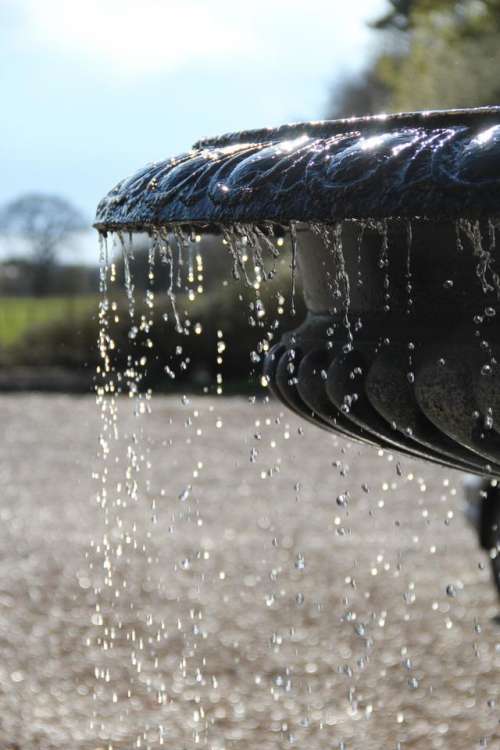 fountain water droplets