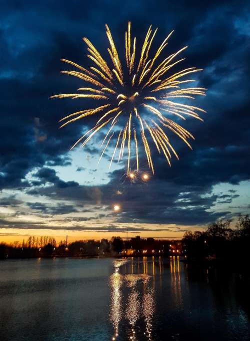 fireworks celebration night explosion light