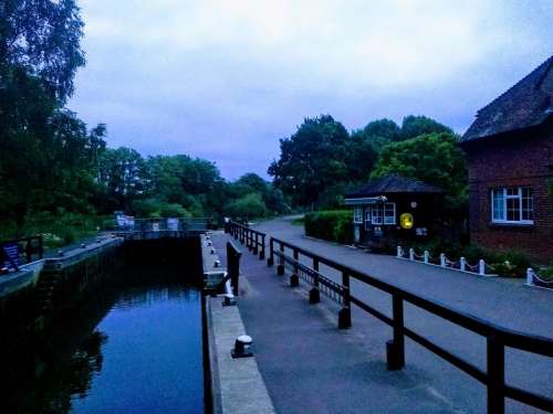 lock thames abingdon evening dusk