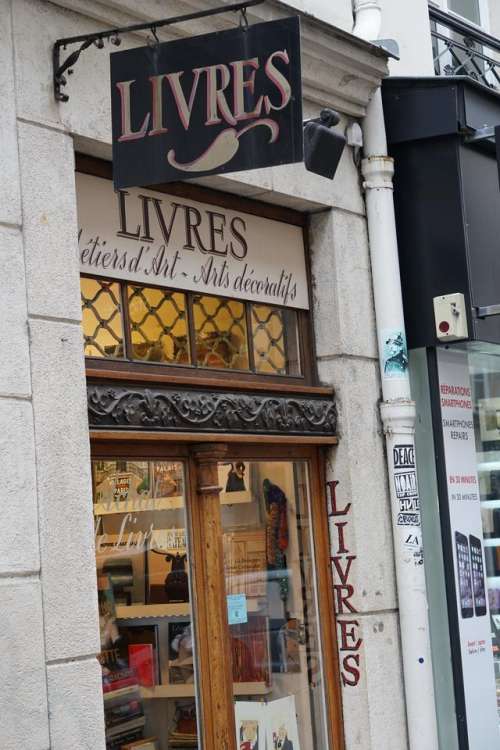 book store store front paris 