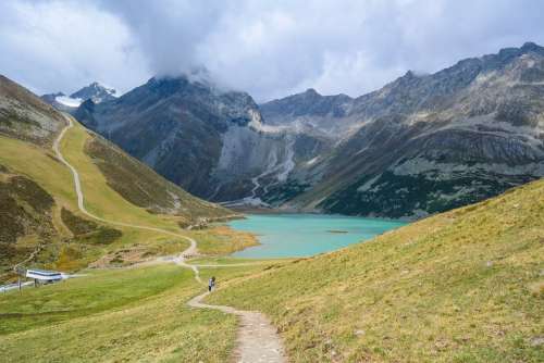 Alpine Mountains Bergsee Water Rifflsee Wanderer