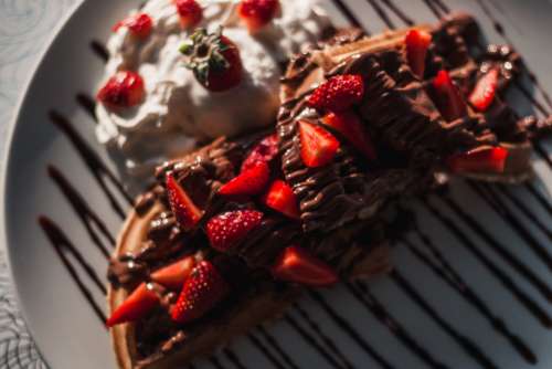chocolate cream dessert starwberry fruit