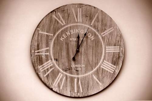 wood clock time kensington station