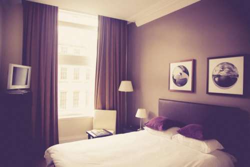 hotel room bed pillows frames decor