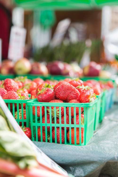 basket strawberries closeup market fresh