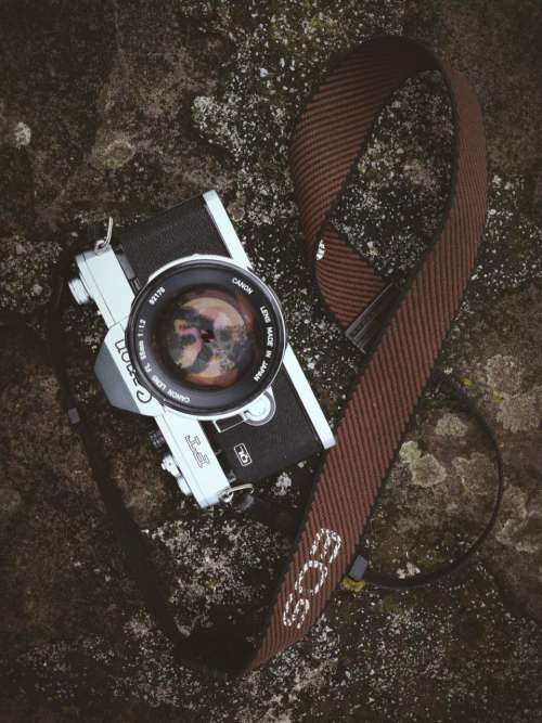 camera lens black canon strap