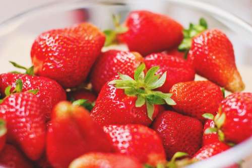 red strawberries strawberry fruits food
