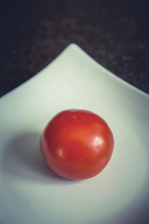 plate red tomato food