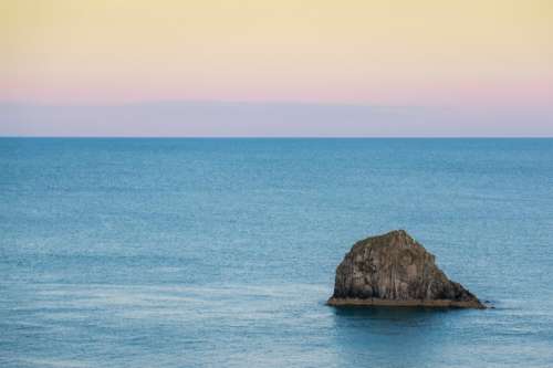 ocean sea water rocks horizon