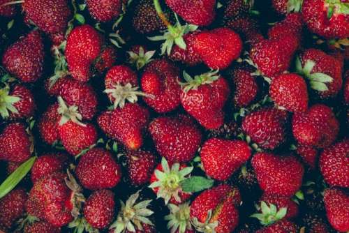 red strawberries fruits healthy food