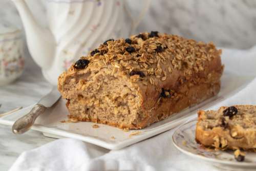 Cake with oats and raisins