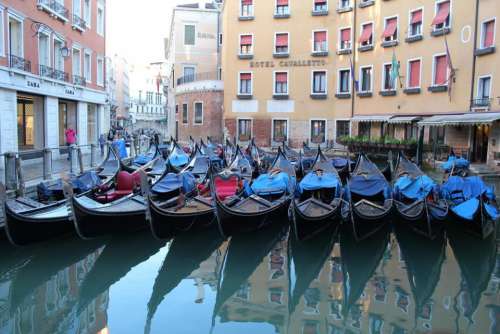 Venice gondola gondolas boat travel