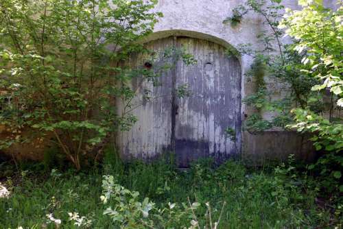 barn barn door farm farm buildings abandoned