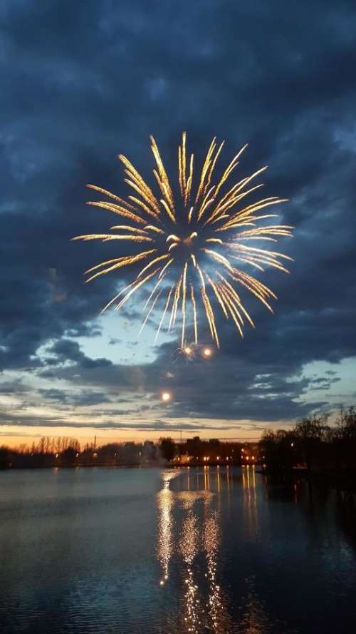 fireworks celebration night explosion light