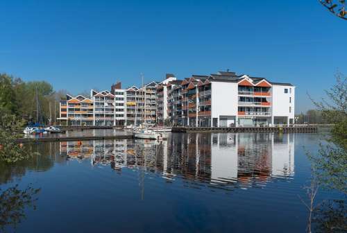 Live Modern Urban Water Apartment House