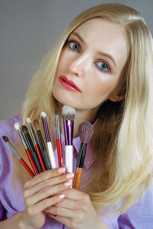 Makeup Artist Brush Girl Blonde Makeup Muah