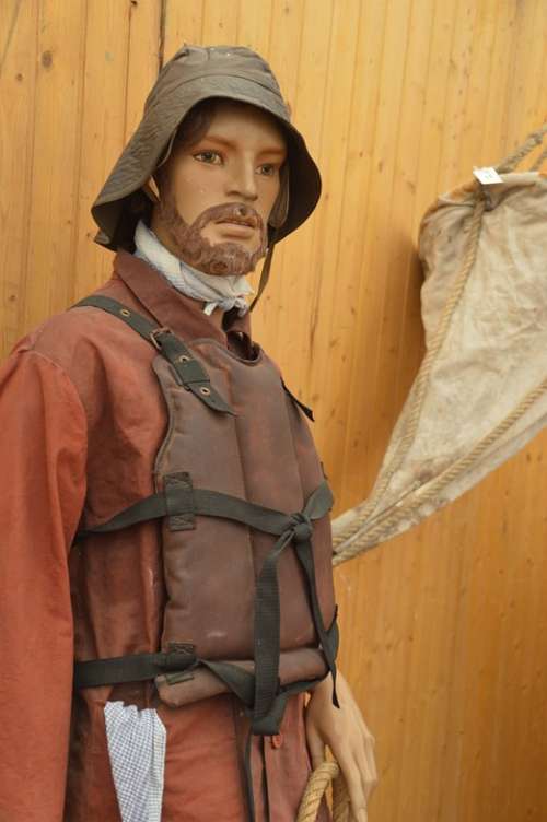 Marin Costume Holding Maritime Wax Protection