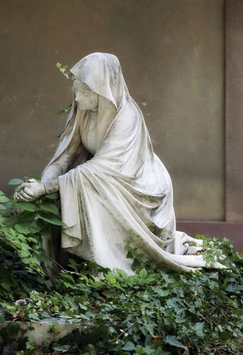 Sculpture Stone The Cast White Woman Cape