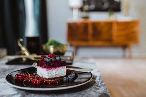 Cheesecake with blueberries and raspberries