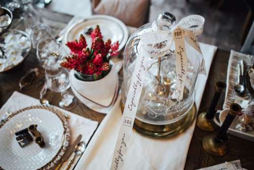 Table decorations with golden motifs