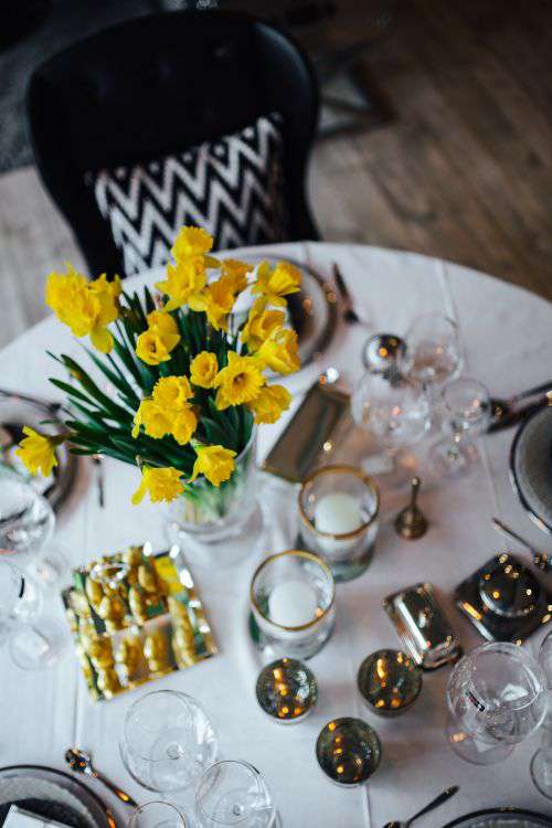 Table decorations with golden motifs