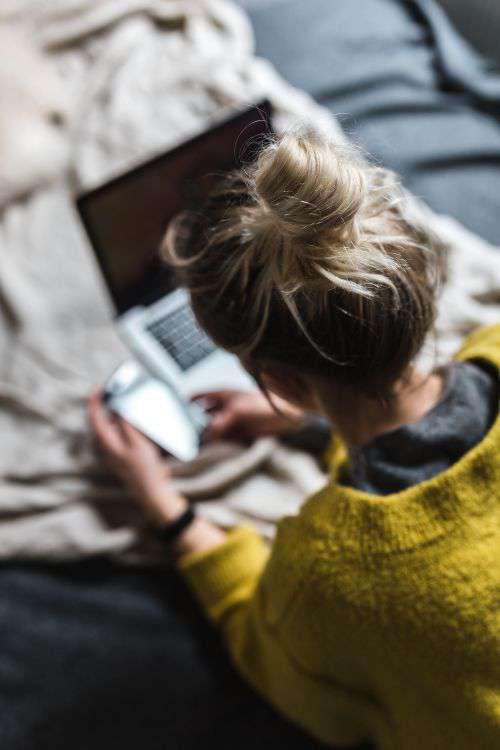 Blond using her laptop at her bedroom