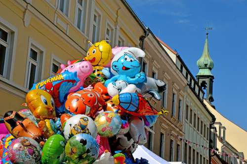 Luftballons Heliums Schlumpf Biene Maja Turm Stadt