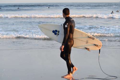 Surfer anticipating the waves