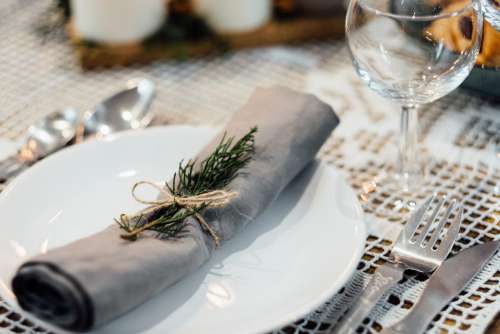 Linen napkin decorated with a conifer twig 2