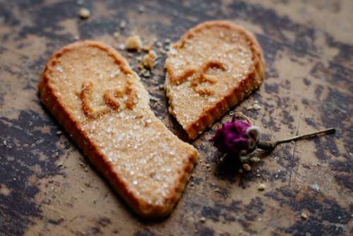 Broken heart-shaped cookie 2