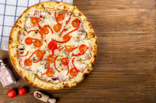Red pepper and tomato pizza