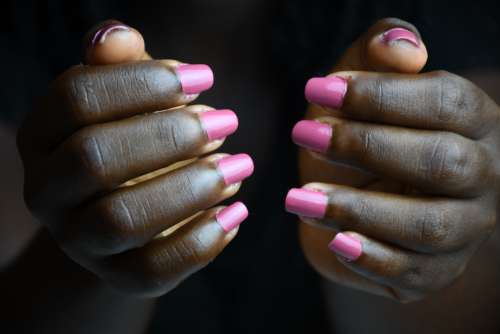 varnished nails, neat hands, purple varnish, aesthetics, gestural, woman, people, ebony, come, appeal, sign, signal, message